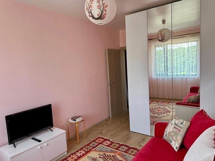 Apartament cu 3 camere decomandat în Est