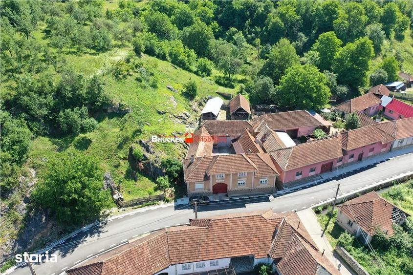 Casă cu 4 camere cu Teren 1737 Mp în Cărpinet