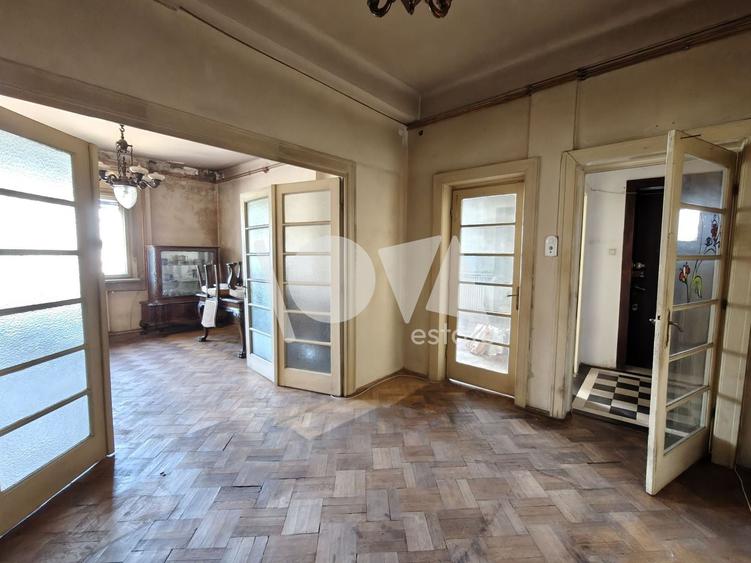 Apartament cu 3 camere semidecomandat în P-ța Sfântul Ștefan