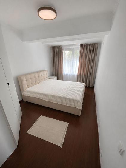 Apartament cu 3 camere semidecomandat în 1 Mai