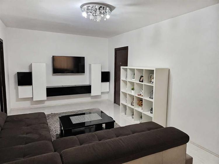 Apartament cu 5 camere decomandat în Titan
