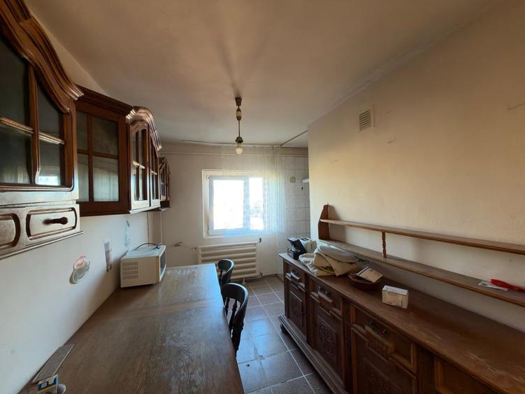 Apartament cu 3 camere decomandat în Steaua