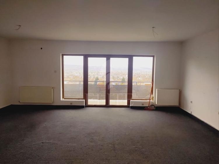 Apartament cu 4 camere semidecomandat în Andrei Mureșanu