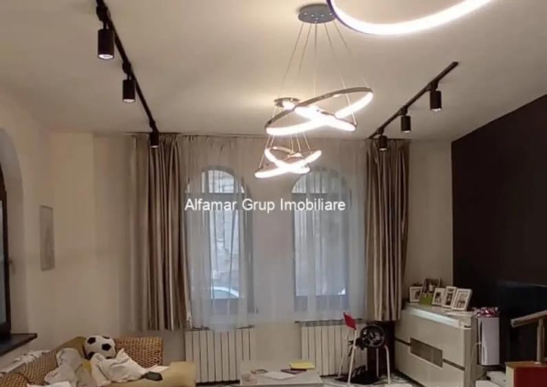 Casă cu 5 camere cu Teren 237 Mp în Lacul Tei