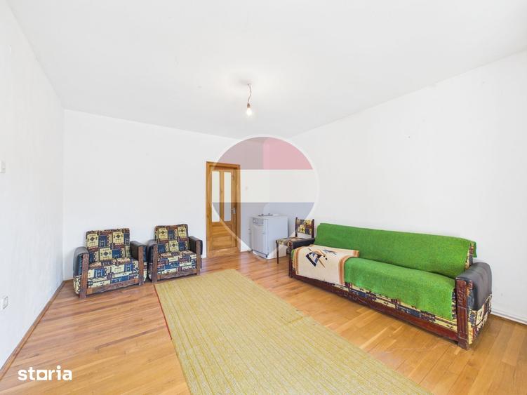 Casă cu 6 camere cu Teren 2208.64 Mp în Central