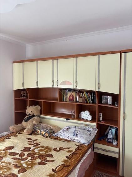 Apartament cu 3 camere semidecomandat, mobilat în Nufărul
