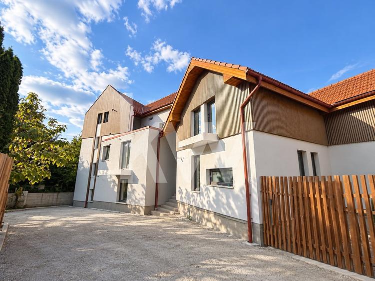 Casă individuală cu 14 camere cu Canalizare în Schei
