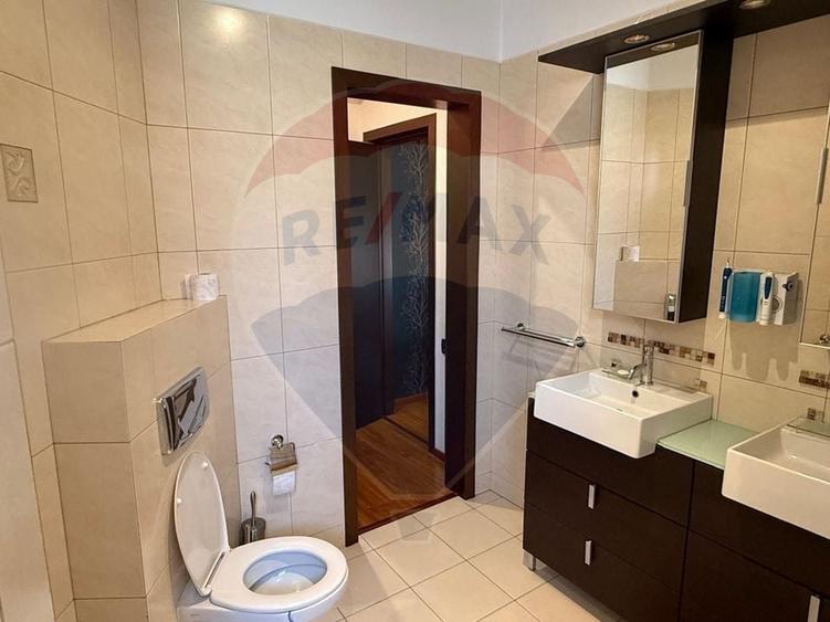 Apartament cu 4 camere semidecomandat, mobilat în Nordului