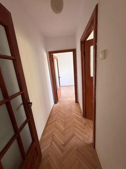 Apartament cu 3 camere semidecomandat în Circumvalațiunii