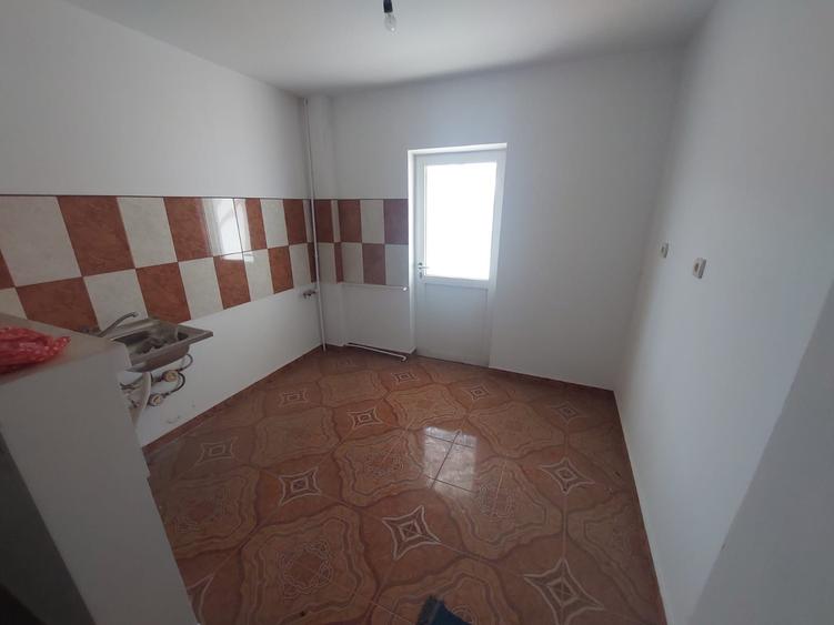 Apartament cu 2 camere decomandat în Micro 12