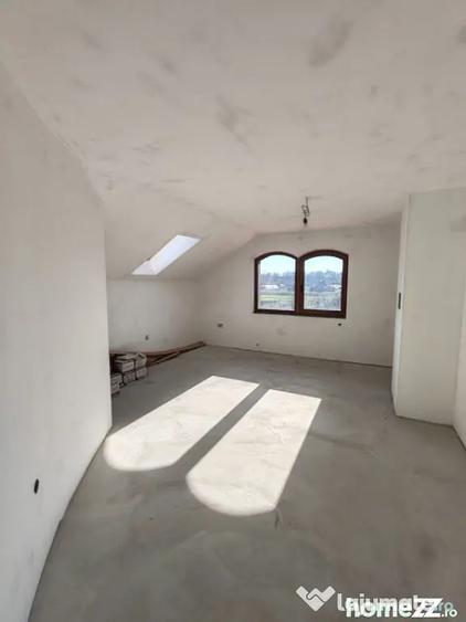 Casă cu 5 camere cu Teren 2305 Mp în Lăpuș