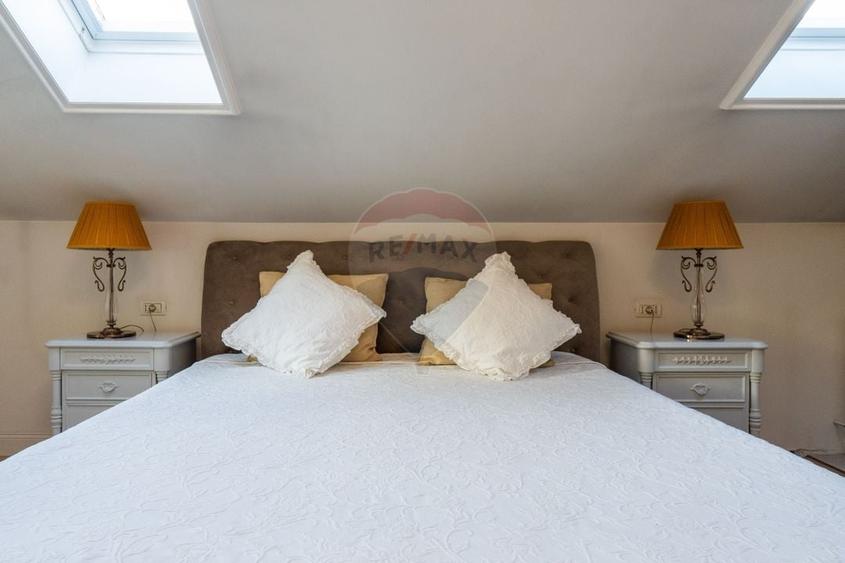 Casă individuală cu 7 camere cu Teren 868 Mp în Trivale