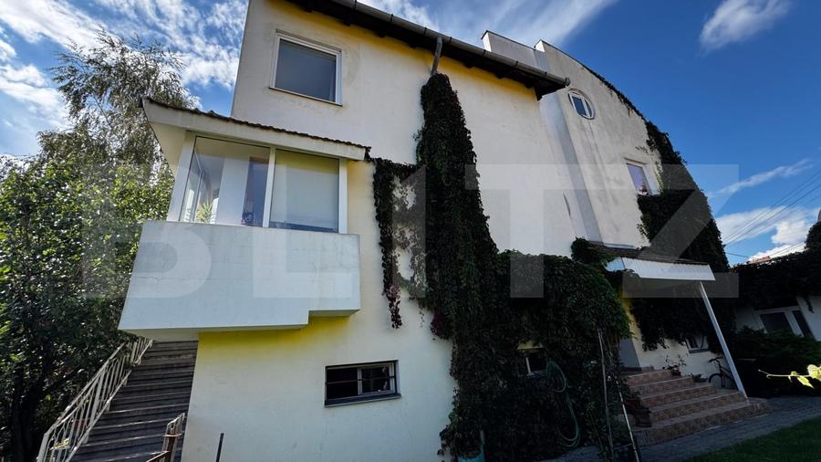 Casă individuală cu 8 camere cu Canalizare în Central