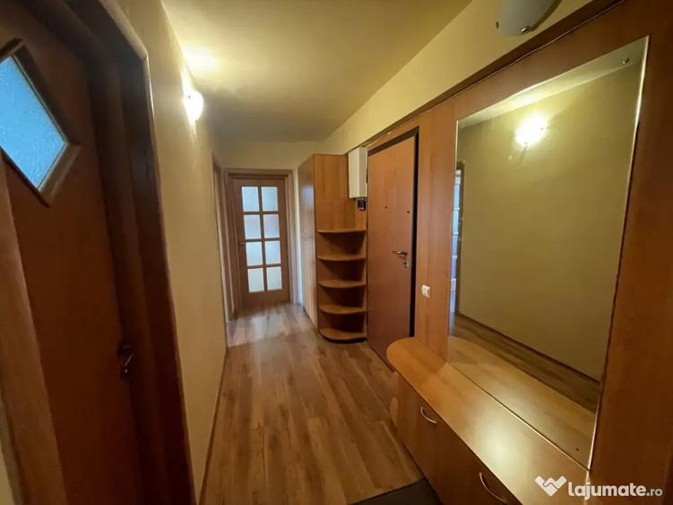 Apartament cu 4 camere decomandat în Victoriei