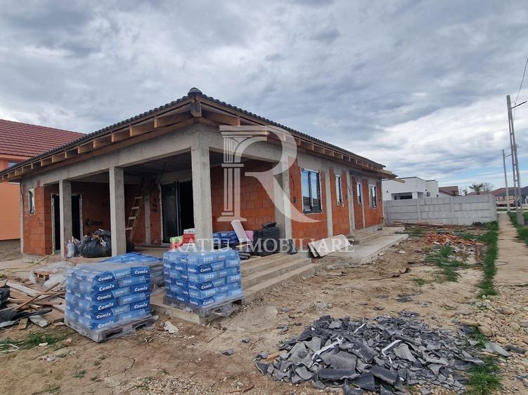Casă individuală cu 4 camere cu Canalizare în Sântandrei