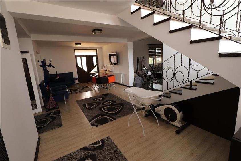 Casă individuală cu 5 camere cu Teren 2795 Mp în Budești