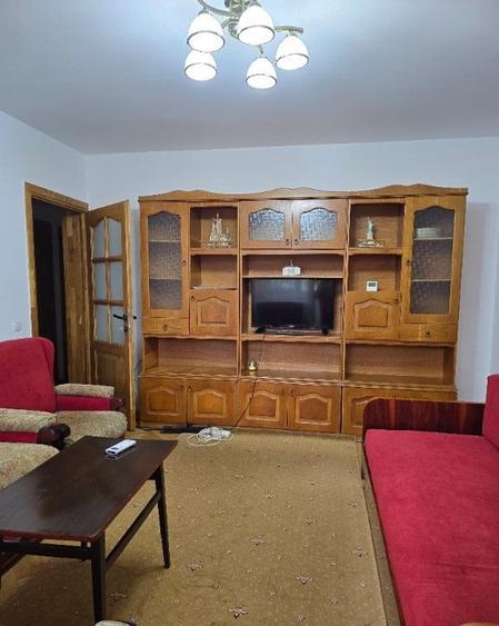 Apartament cu 3 camere semidecomandat, mobilat în 1 Mai