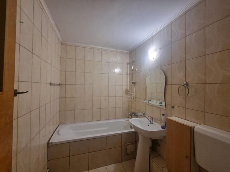 Apartament cu 4 camere semidecomandat în Moșilor
