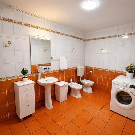 Casă individuală cu 6 camere cu Teren 435 Mp în Central