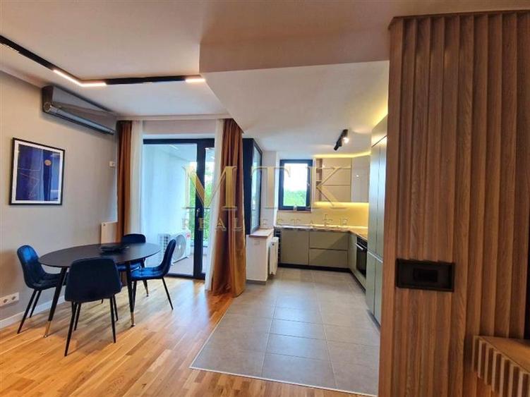 Apartament cu 3 camere decomandat, mobilat în Iancu Nicolae
