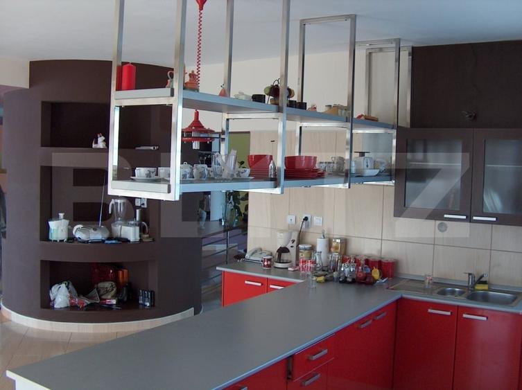 Casă individuală cu 8 camere cu Piscina în Micro 1