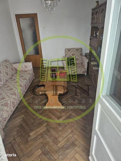 Apartament cu 3 camere semidecomandat în Cioplea