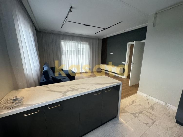 Apartament cu 3 camere semidecomandat în Păcii