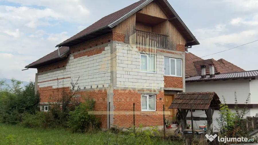 Casă cu 4 camere cu Teren 1000 Mp în Albești