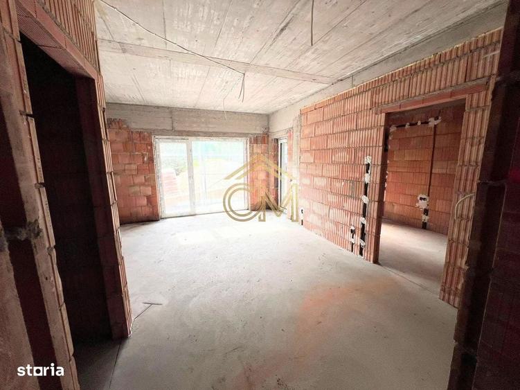 Apartament cu 5 camere decomandat în Cristian