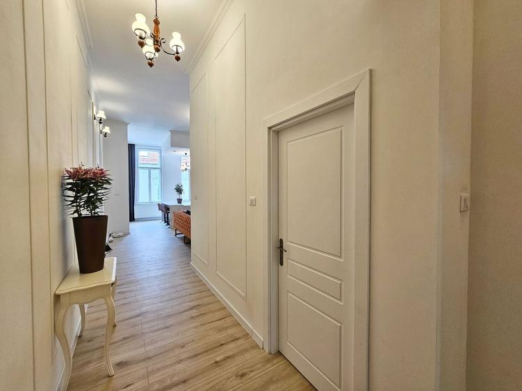 Apartament cu 3 camere semidecomandat, mobilat în Central