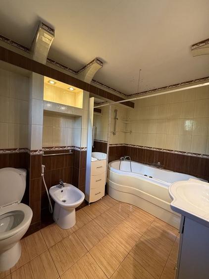 Casă cu 4 camere în Lupești