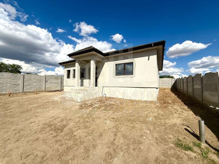 Casă individuală cu 3 camere cu Canalizare în Malu Mare