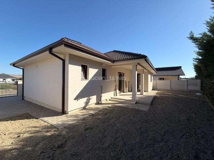 Casa individuala cu 2 dormitoare, 2 bai, bucatarie separata - strada privata!