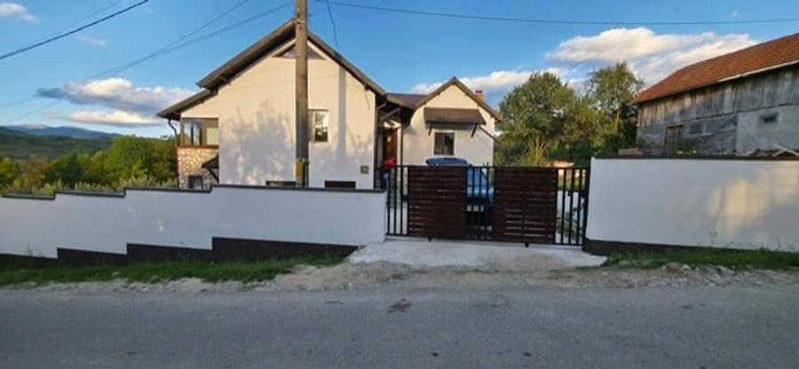 Casă cu 5 camere cu Teren 3486 Mp în Pruni