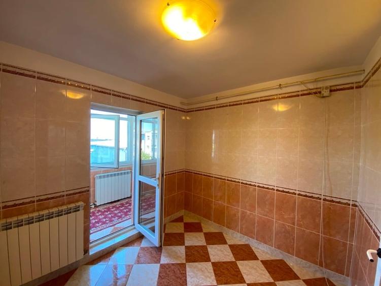 Apartament cu 3 camere decomandat, mobilat în C5