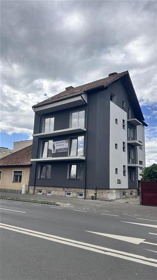 Apartament cu 3 camere decomandat în Tractorul