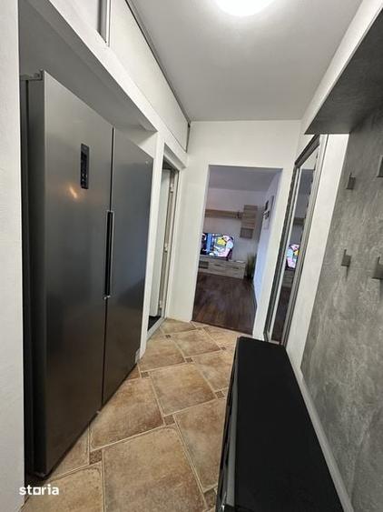 Apartament cu 3 camere semidecomandat în Girocului