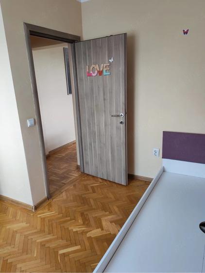Apartament cu 3 camere semidecomandat în Colentina