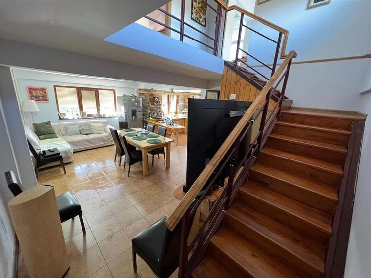 Casă individuală cu 5 camere cu Teren 10000 Mp în Colina