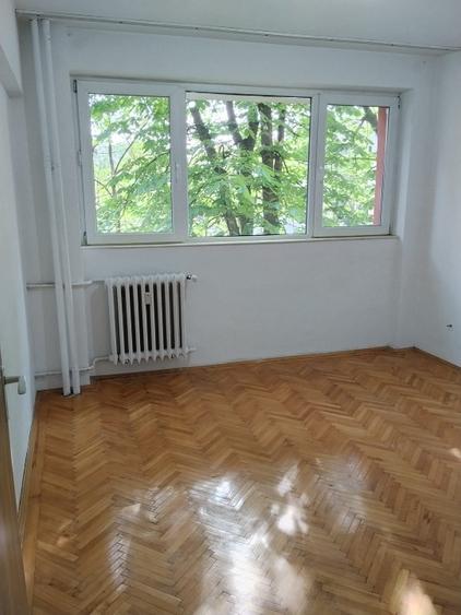 Apartament cu 3 camere semidecomandat în Mihai Bravu