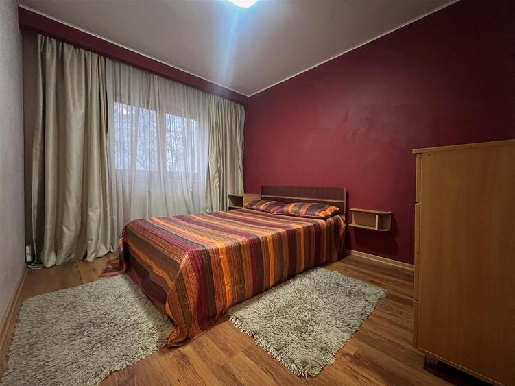 Apartament cu 3 camere decomandat, mobilat în Nicolina