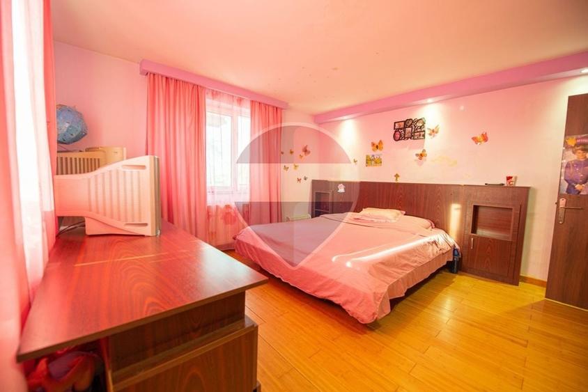 Casă individuală cu 9 camere cu Teren 1200 Mp în Cornetu