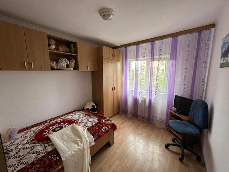 Apartament cu 3 camere decomandat, mobilat în Poarta 6