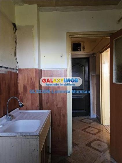 Apartament cu 3 camere semidecomandat în Micro 6