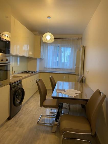 Apartament cu 3 camere semidecomandat, mobilat în 9 Mai