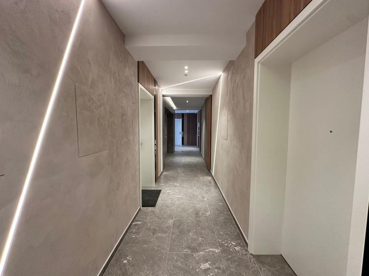 Apartament cu 2 camere semidecomandat, mobilat în Tractorul
