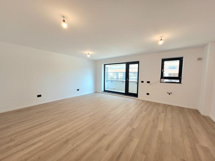 Apartament cu 2 camere nedecomandat în Tractorul