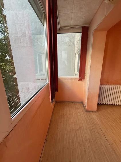 Apartament cu 3 camere semidecomandat în P-ța Doina