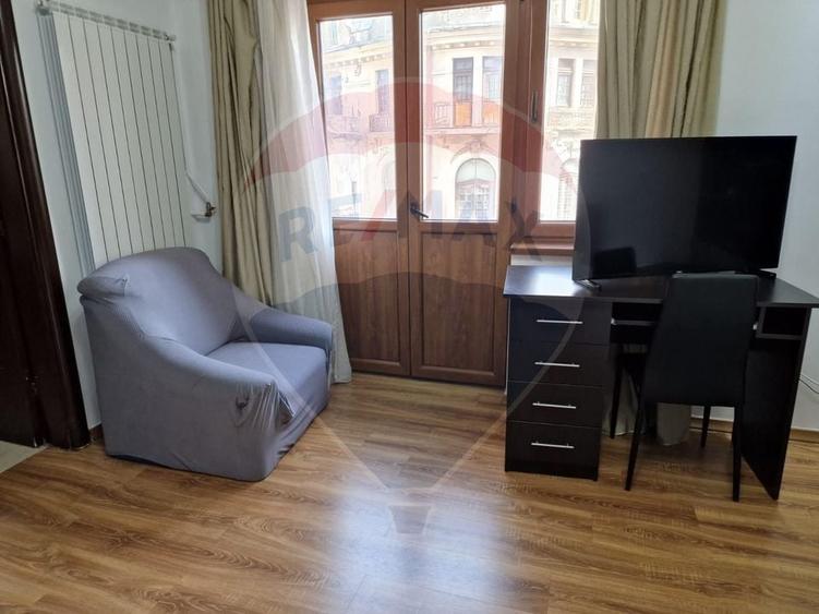 Garsonieră decomandată, mobilată în Romană