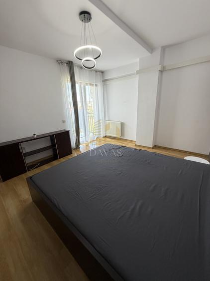 Apartament cu 3 camere semidecomandat, mobilat în Semicentral